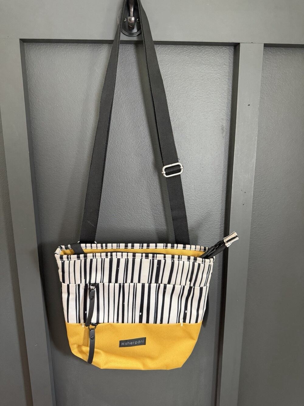 Sherpani Colorblock Shoulder Bag Black Adjustable Strap Zipper Yellow Stripe